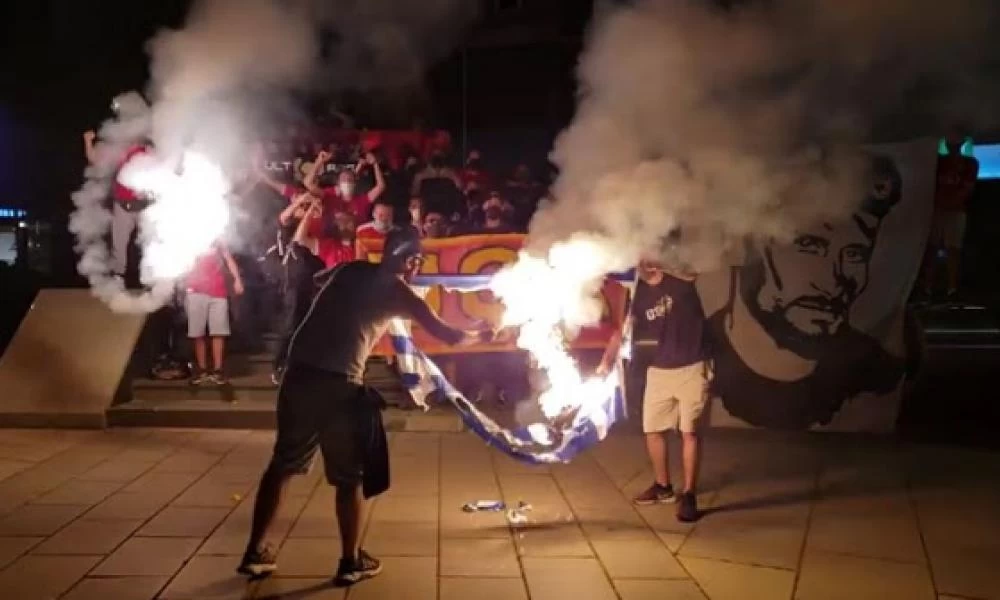 Τους ''έτσουξε'' ο αποκλεισμός από τον ΑΠΟΕΛ: Αλβανοί Κοσόβου καίνε την ελληνική σημαία